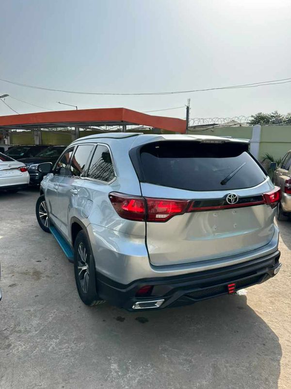 Thumbnail 2 of 2019 Toyota Highlander LE